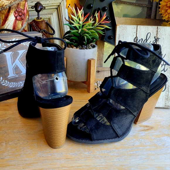 Charlotte Russe Peep Toe Lace up Stacked Heels - Picture 9 of 10